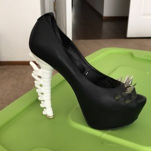 Spine heel with spikes